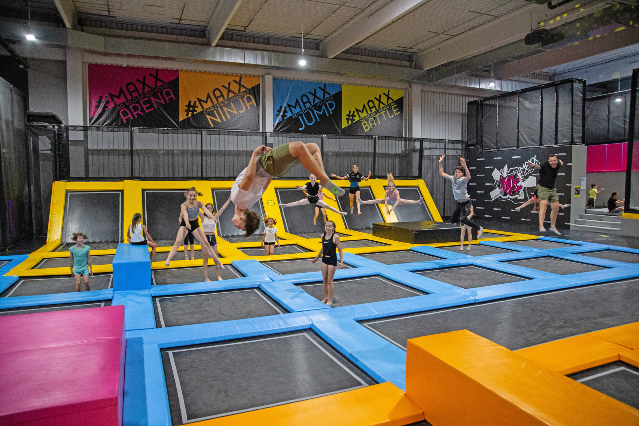 Neon Geburtstag MAXX Jump MAXXARENA