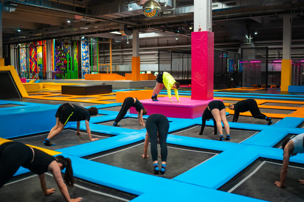 Mehrere Personen machen Dehnungsübungen währrend dem MAXX Fitness Programm in der MAXX Arena.