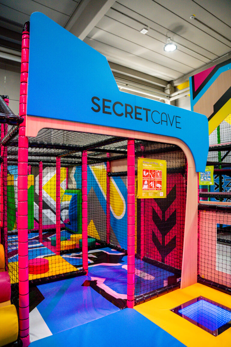 Auf dem blauen Eingangsschild der Area steht Secret Cave. In der Area ist eine weiche blaue Matte als Untergrund aufgelegt. Viele kleine Hindernisse und interaktive Spiele für Kleinkinder sind aufgebaut.