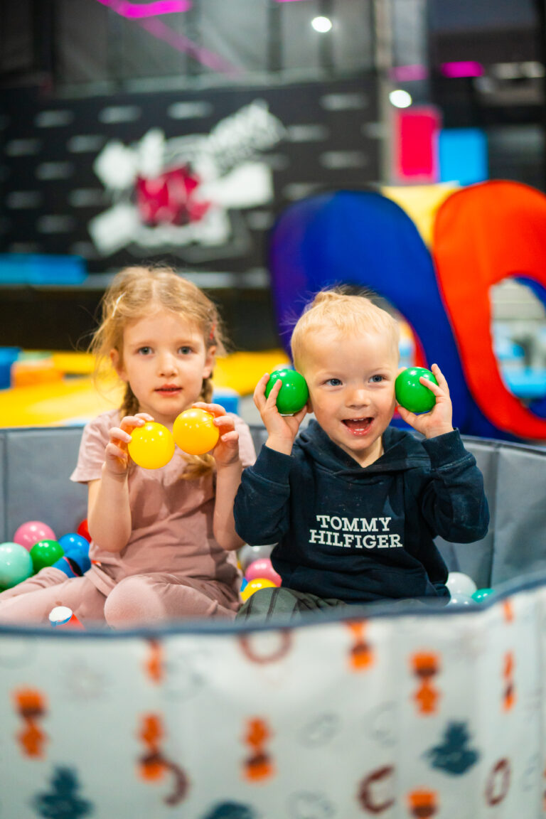 Kleinkinder spielen im Bällebad