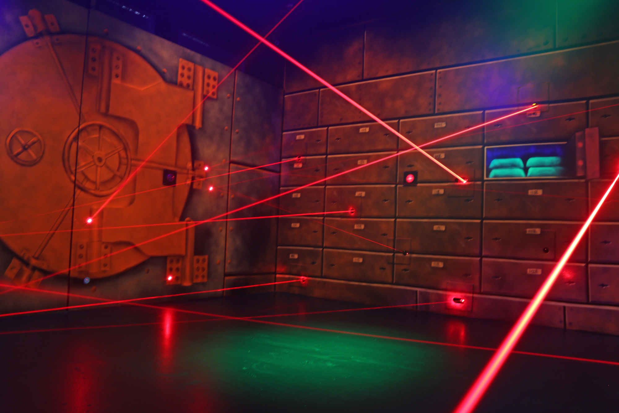 Ein dunkelner Raum mit rot leuchtenden Laser Strahlen, welche für ein Spiel names Laser Maze stehen.